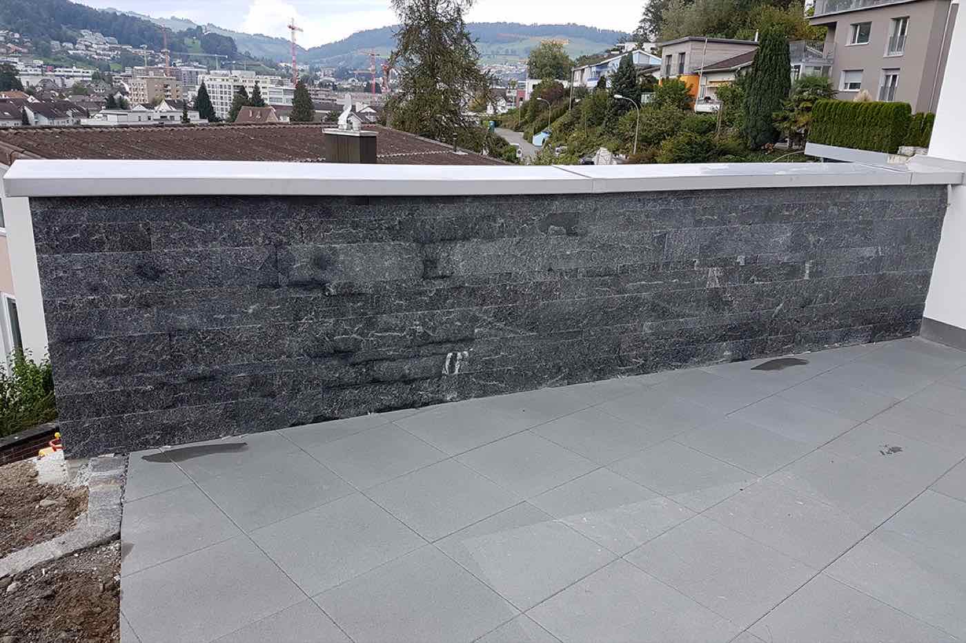 Dachterrasse mit Natursteinmauer