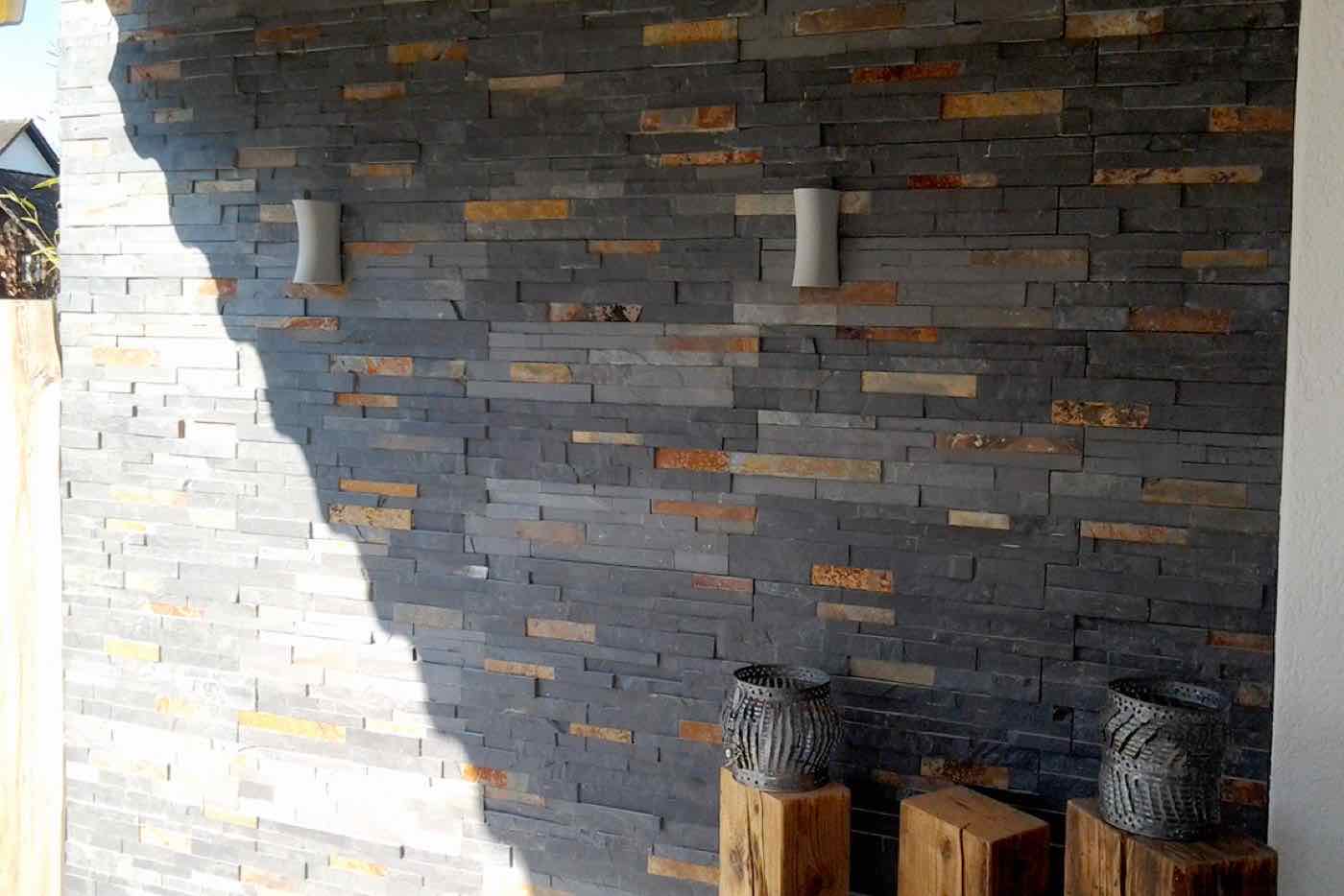 Wand mit Schiefer-Riemchen
